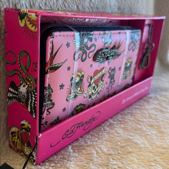 ED HARDY Zip Around Wallet And Key Chain - Picture 5 of 8